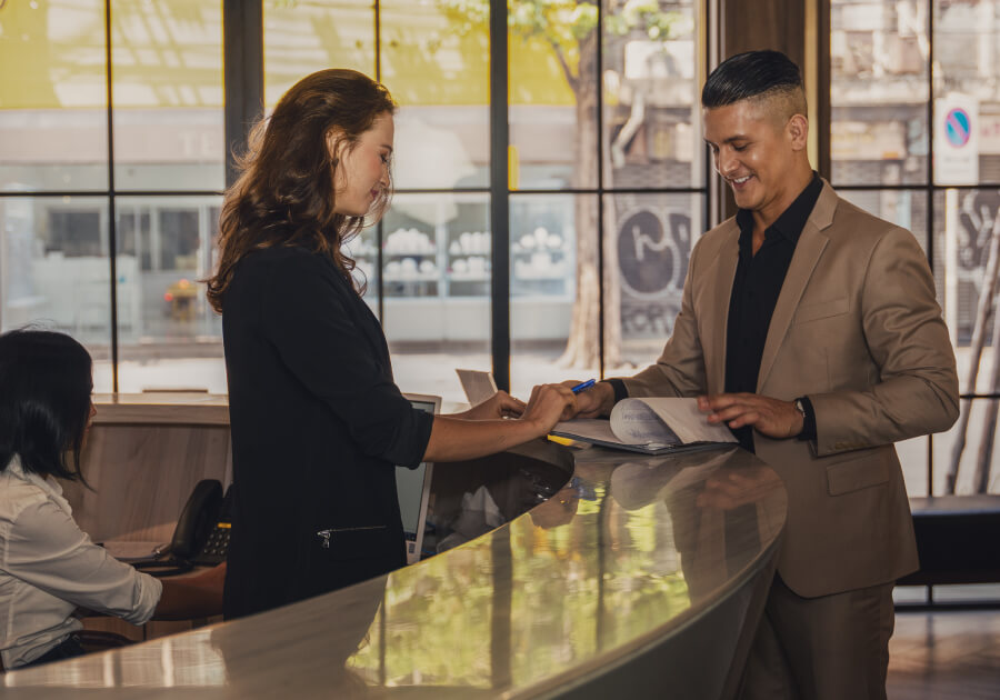 高級ホテルを支えるフロント業務の専門性:サービス品質向上の鍵